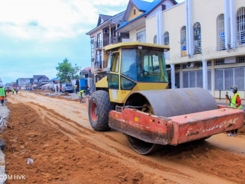 L'autorité urbaine de la ville entrain d'inspecter les travaux d'une artère de Kinshasa