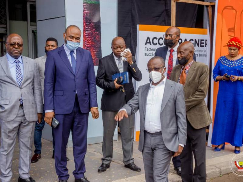 Le ministre d'État en charge de l'entrepreneuriat, petites et moyennes entreprises, Eustache Muhanzi, pendant la visite aux installations de l'OPEC