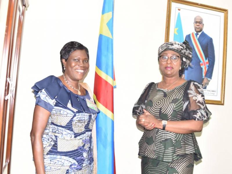 De gauche à droite, l'ex première dame de la Côte d'Ivoire Simone Bagbo et la ministre de la formation professionnelle et métiers Antoinette Kipulu