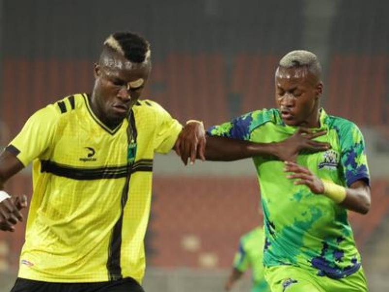 Le défenseur de V.Club, Nzungu Mafuana en duel avec l'attaquant de Marumo Gallants.