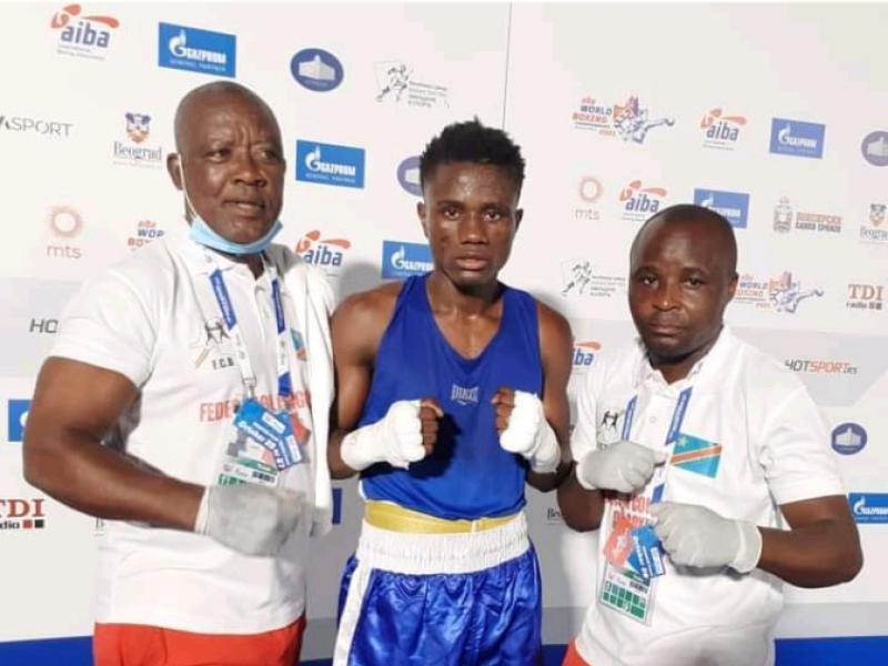 Le boxeur congolais, Nathan Nkosi (au milieu) avec ses coachs.