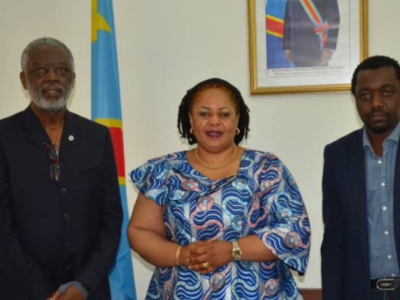 Le ministre de la culture et arts Catherine Kathungu (milieu) avec les organisateur (aux extrêmes gauche et droite)