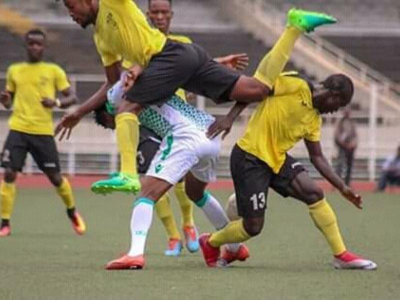 Les joueurs de l'AS Maniema Union en duel avec celui du DCMP, lors d'un match du championnat national.