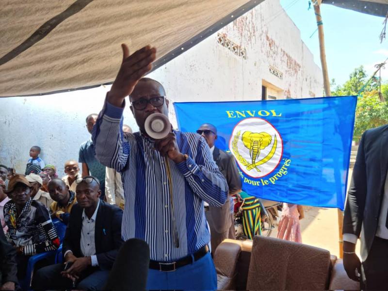 Delly Sessanga en plein speech devant ses électeurs de Luiza