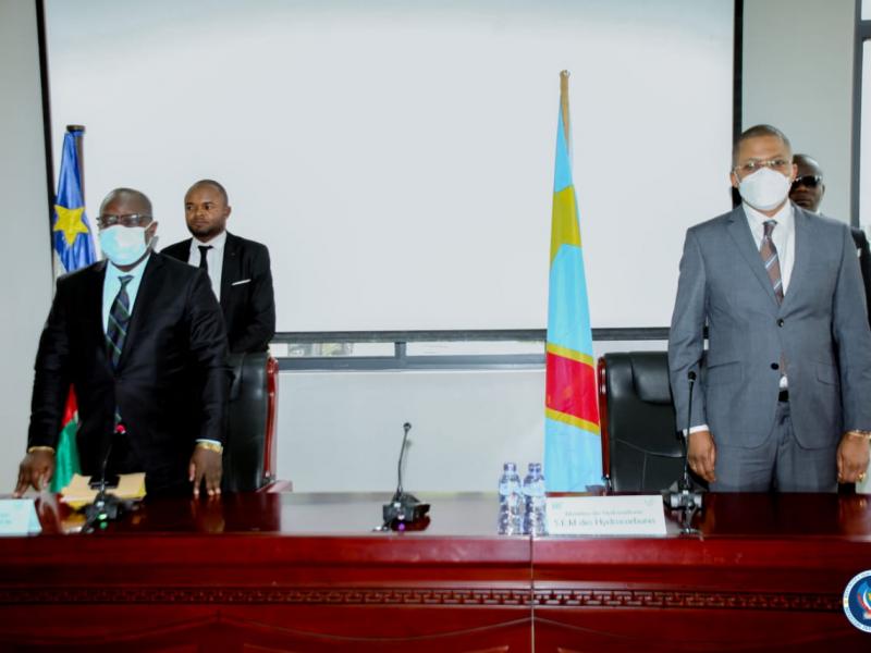 Le ministre des hydrocarbures congolaises, Didier Budimbu et Arthur Bertrand Piri, ministre des ressources hydrauliques et énergie du RCA