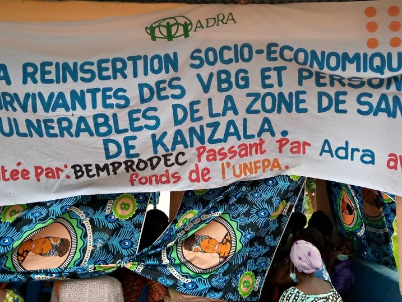 Une banderole utilisée lors de la cérémonie de remise des kits dignité aux survivantes des VBG