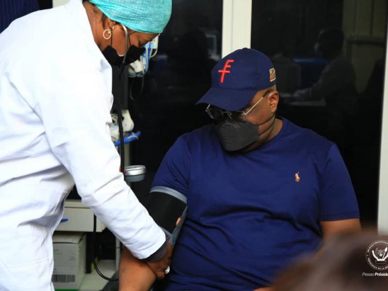 Le Président de la République Démocratique du Congo, Félix Tshisekedi entrain de recevoir sa deuxième dose de vaccin à la clinique présidentielle