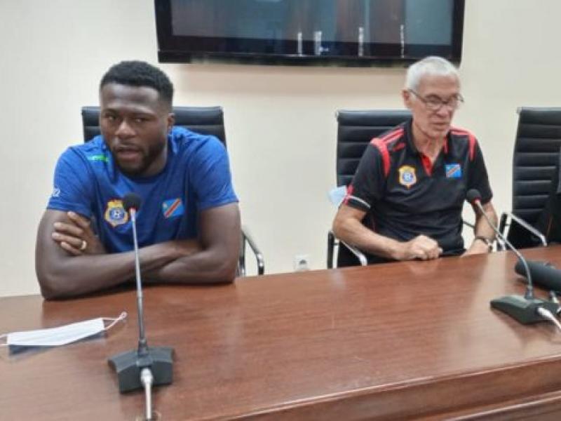Le capitaine, Chancel Mbemba et le sélectionneur national, Hector Cúper, en conférence de presse d'avant-match.