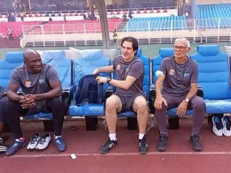 Le sélectionneur national de la RDC, Hector Raul Cúper (à droite au fond) avec quelques membres de son staff technique