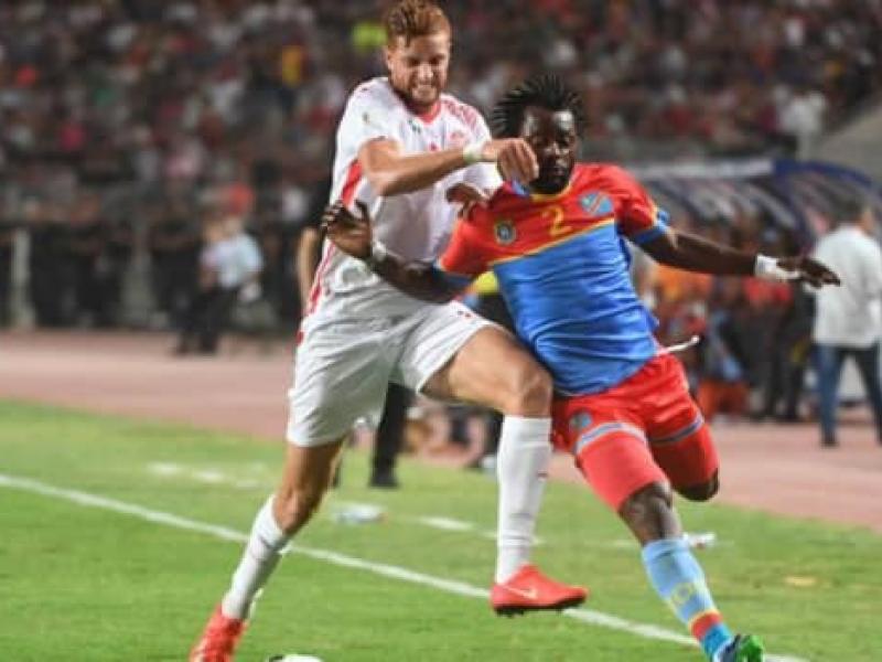 Le défenseur congolais, Issama Mpeko en duel avec un attaquant tunisien, lors des éliminatoires du mondial Russie 2018.