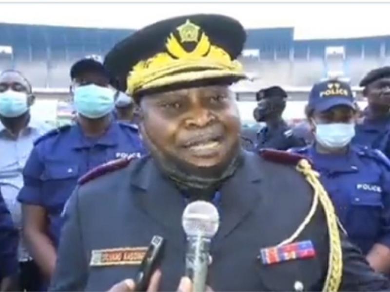 Le commissaire provincial de la ville de Kinshasa, le général Sylvano Kasongo devant la presse.
