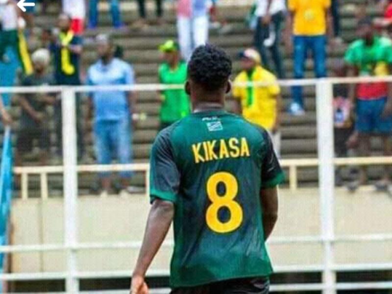 Le milieu de terrain de l'AS V.Club, Merveil Kikasa. [Vu de dos]