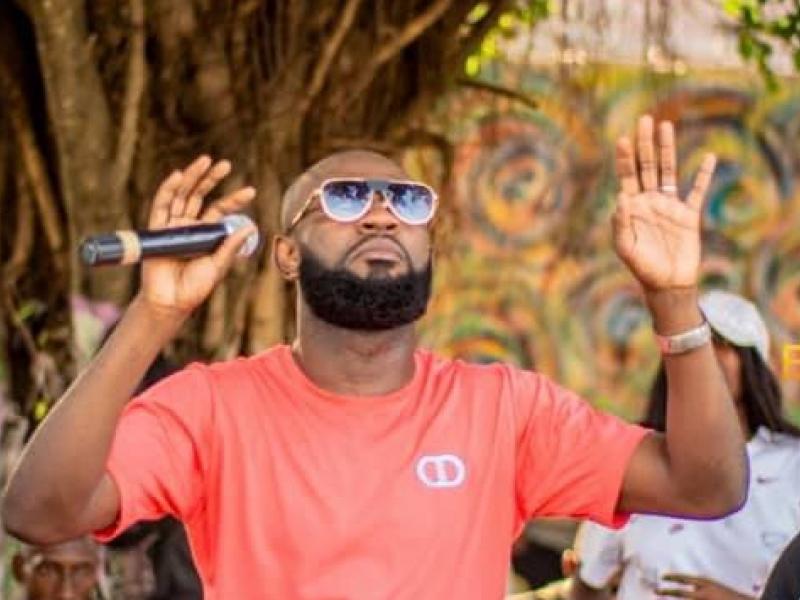 L'artiste musicien, Fabregas en pleine répétition dans sa résidence à Kinshasa.