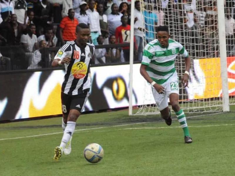 Le milieu de terrain du TP Mazembe, Rainford Kalaba en duel avec l'ancien défenseur du DCMP, Dieumerci Mukoko Amale, lors d'un match du championnat national de la RDC.