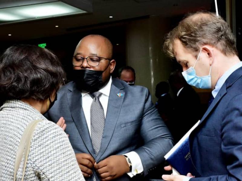 Le ministre d'État chargé du budget (au milieu) et les représentants du FMI