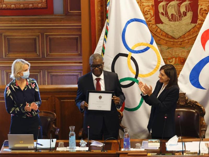 Denis Mukwege recevant le certificat de Citoyen d'honneur de Paris