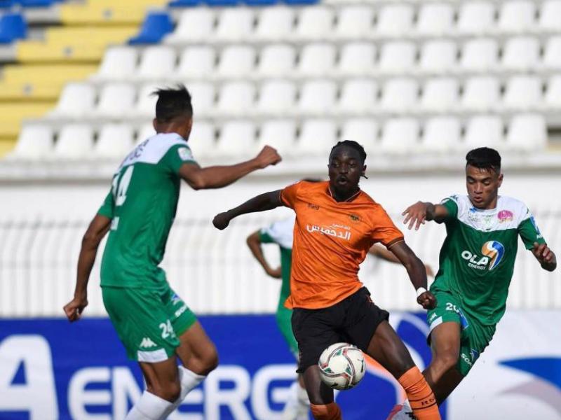 L'international congolais, Chadrack Muzungu entre deux joueurs de Raja Casablanca.