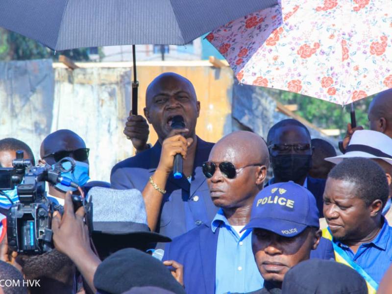 Le Gouverneur Gentiny Ngobila, à travers son message, réconforte les sinistrés de Pakadjuma, victimes d'un incendie