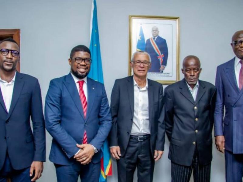 De droite à gauche, Shabani Nonda, Serge Nkonde, Hector Cúper, Santos Muntubile et Constant Omari [Photo d'illustration ]