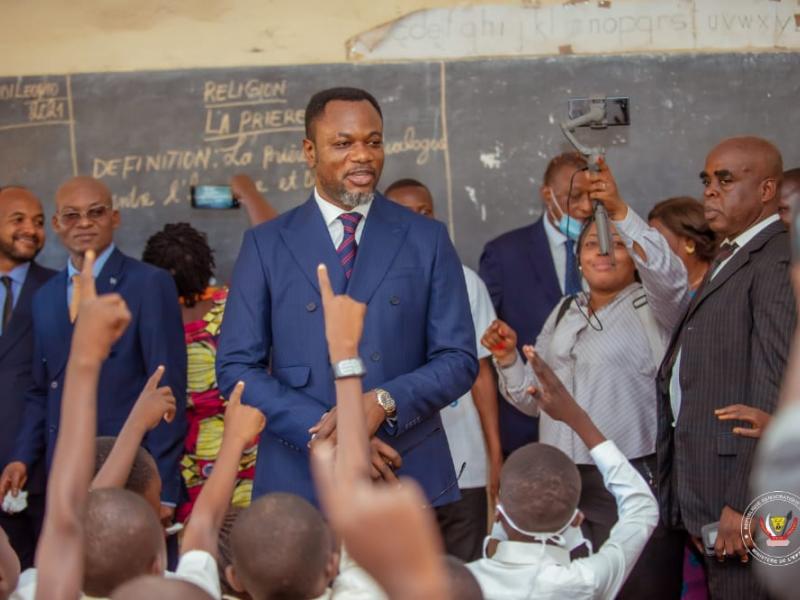 Le ministre de l'EPST Tony Mwaba assiste au cours dans une des salles de classe de l'école primaire Bena Kabongo, à Mbujimayi, après le lancement de la rentrée scolaire 2021-2022