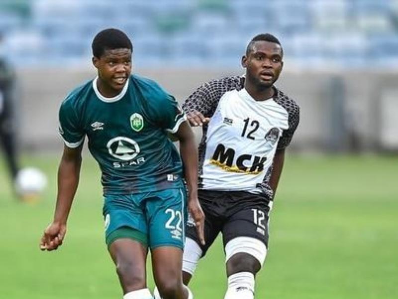 L'attaquant du TP Mazembe, Jean Baleke en duel avec un défenseur d'Amazulu FC.
