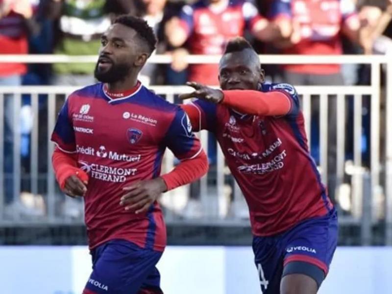 L'international congolais, Vital N'simba célèbre le but avec son coéquipier de Clermont