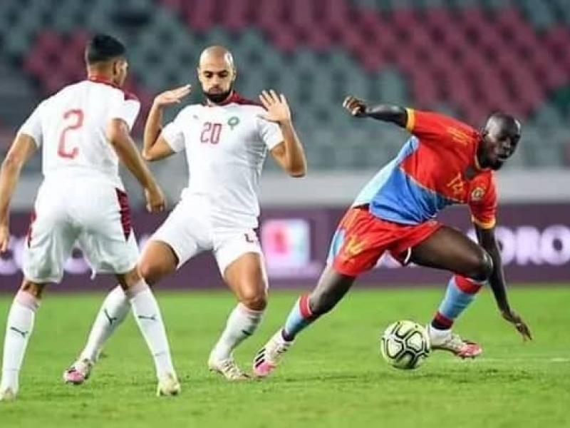 L'attaquant congolais, Yoane Wissa et deux internationaux tunisiens, lors d'un match amical à Tunis.