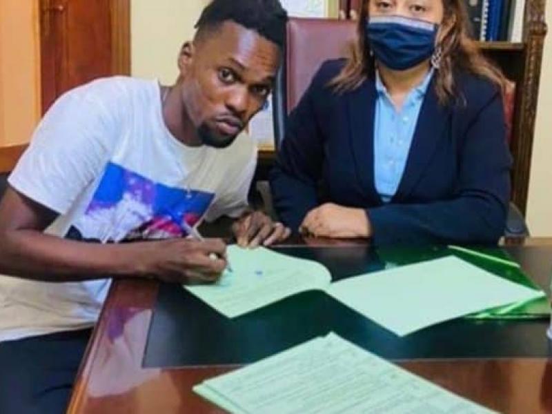 La signature de contrat de Zao Matutala au sein de l'AS Vita club, en présence de la présidente de coordination, Bestine Kazadi