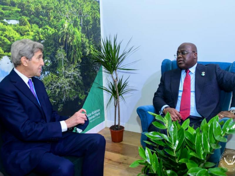 Le président de la RDC, Félix Tshisekedi et l'ancien secrétaire d'état américain John Kerry discutent au sujet d'un partenariat pour lutter contre le réchauffement climatique