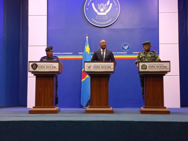 Le ministre de la Communication et médias Patrick Muyaya, encadré par le Colonel Pierrot Mwanamputu (G) et Général Kasonga (D), porte-parole respectivement de la Police et de l'Armée