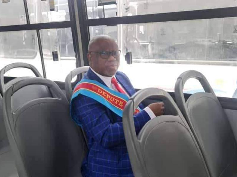 Le député Baudouin Mayo, cadre de l'UNC dans un bus Transco pour saluer le retour de Félix Tshisekedi à Kinshasa