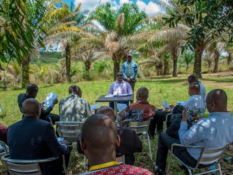 Le ministre de l'Epst Tony Mwaba en plein entretien avec les syndicalistes, les parents d'élèves et les responsables des écoles, à Kisantu