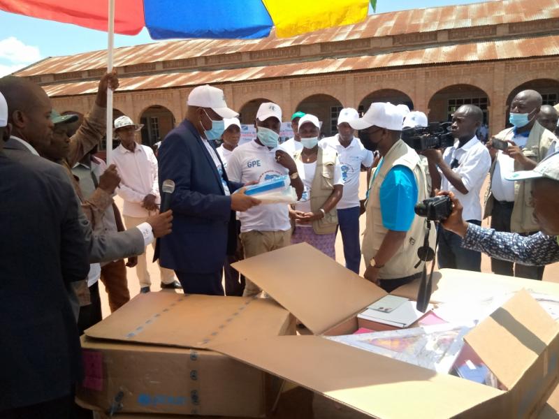 Remise symbolique des kits scolaires au Vice-gouverneur par le représentant du chef de bureau de l’UNICEF