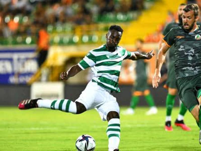 Paul-José Mpoku en position de tir, sous les couleurs de Konyaspor.