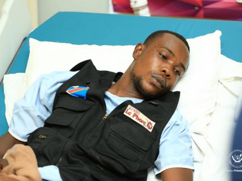 Papy Bandala, caméraman du journal le Phare, sur le lit de l'hôpital HJ après avoir été cogné par le cortège présidentiel, jeudi 04 novembre