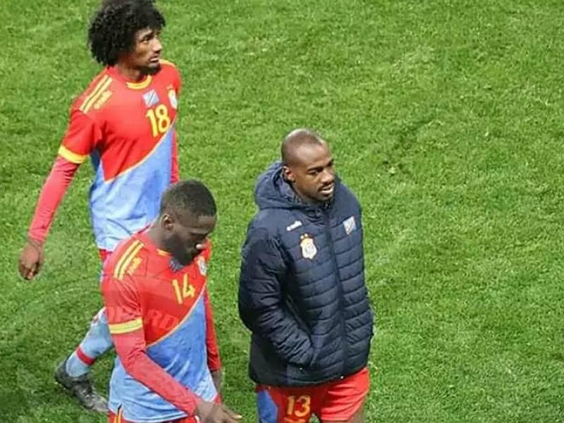 Gaël Kakuta (en jaquette) avec ses coéquipiers de la sélection de la RDC, Arthur Masuaku et Samuel Moutoussamy.