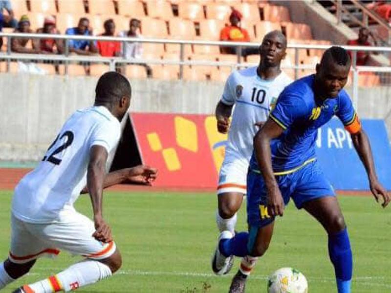 Le défenseur congolais, Chancel Mbemba en pressing avec l'attaquant tanzanien, Bwana Ali Samatta, lors du match amical Tanzanie-RDC à Dar es salam, en mars 2018.
