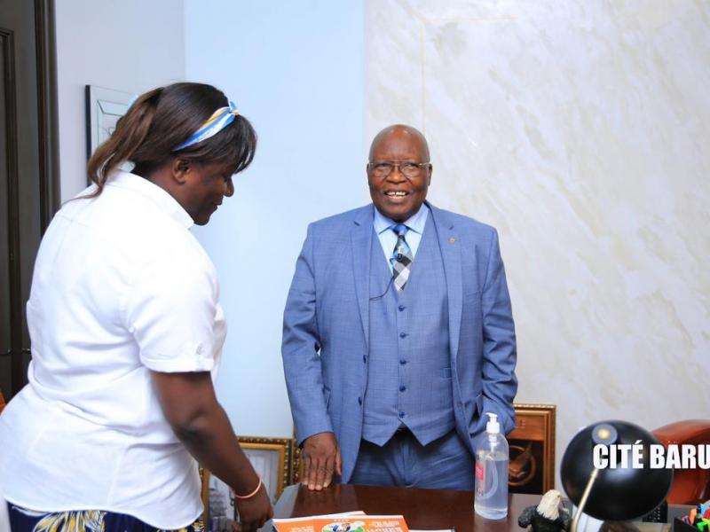 L'initiatrice du Projet Cité Baruti, Anady-Sarah Nadya Kibalabala dévoile son contenu devant l'Apôtre Léonard Baruti
