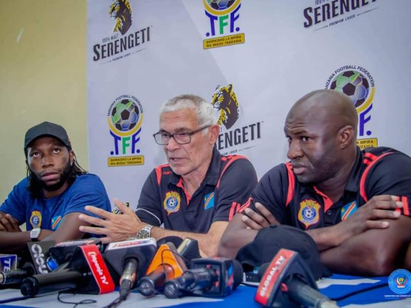 De gauche à droite, Dieumerci Mbokani, Hector Cúper et son interprète, lors de la conférence de presse d'avant-match.