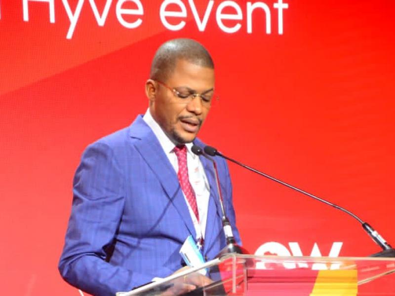 Le ministre des hydrocarbures congolaises, Didier Budimbu devant la tribune de la 27ème Édition de Africa Oil Week