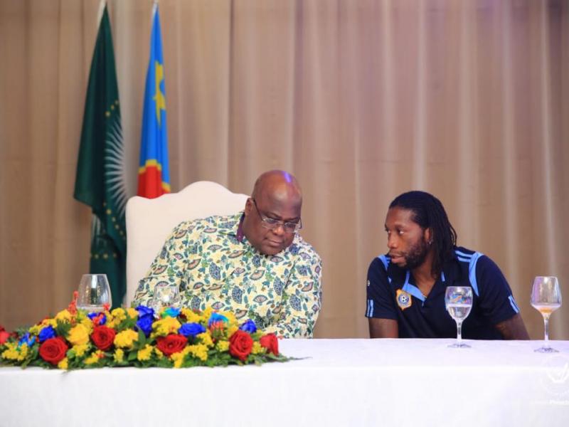 Le président de la République, Félix Antoine Tshisekedi échange avec le meilleur buteur de la sélection nationale, Dieu Merci Mbokani