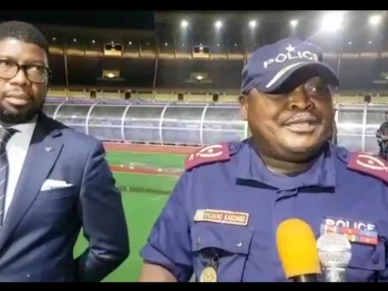 Le ministre des sports, Serge Nkonde et le général Sylvano Kasongo, après échanges, au stade des martyrs de Kinshasa.