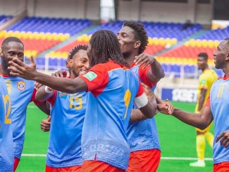 Les Léopards de la RDC en pleine célébration d'un but, face aux Écureuils du Bénin, au stade des martyrs de Kinshasa.