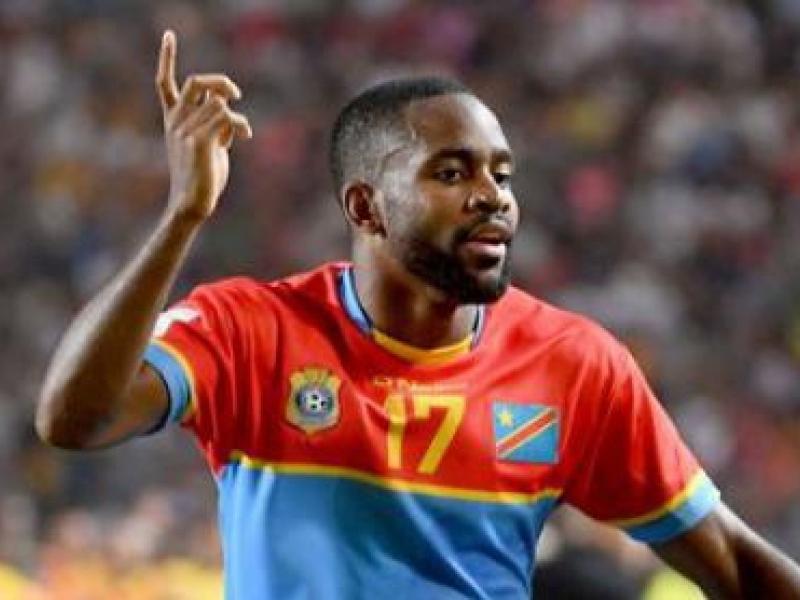 Cédric Bakambu sous les couleurs des Léopards de la RDC.