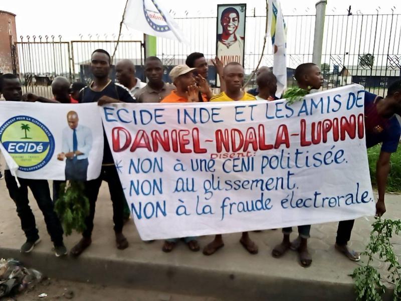 Protestation des amis de Daniel Lupini et de l'Ecide Inde contre la politisation de la CENI