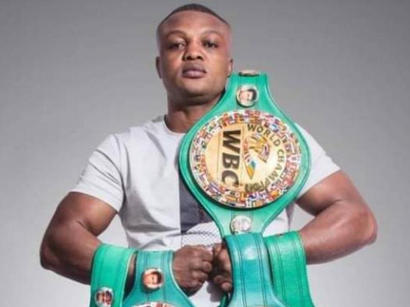 Junior Makabu, champion du monde WBC Golden, poids lourd-légers.