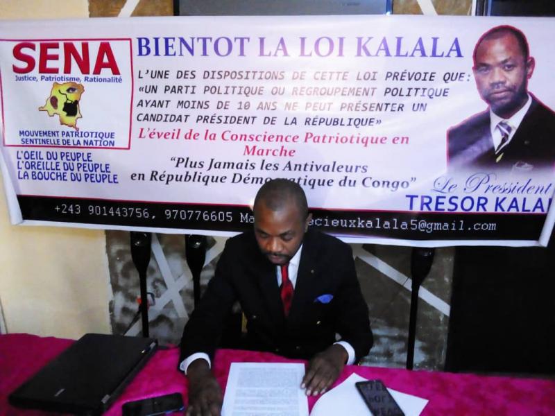 Trésor Kalala, présentant sa Loi devant le presse