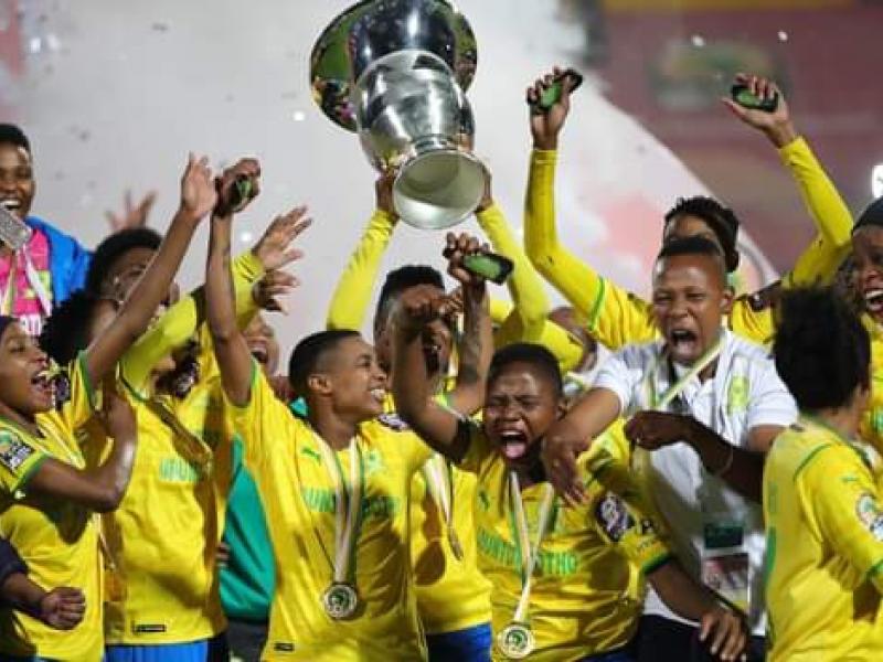 Les joueuses de Mamelodi Sundowns en pleine célébration de leur trophée.