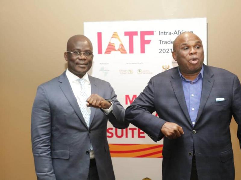 Le ministre du Commerce extérieur, Jean Lucien Bussa (à gauche) avec le responsable d'Afreximbank (à droite)