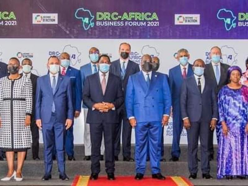 Félix Tshisekedi et Hakainde Hichilema pose avec d'autres personnalités pour l'ouverture d DRC-Africa Business Forum 2021 au palais du peuple